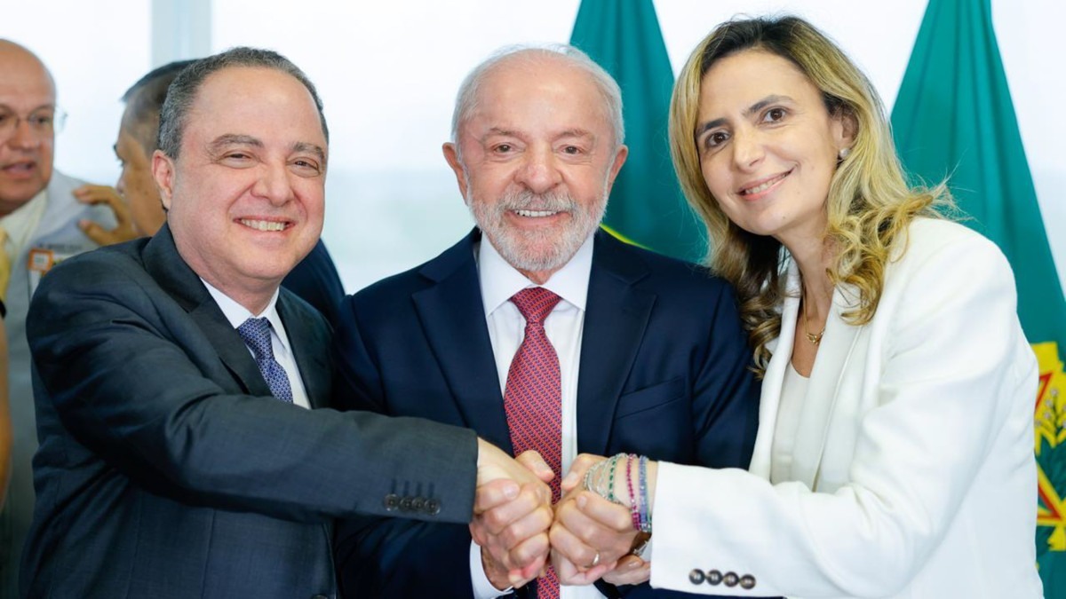 Presidente Lula durante Sanção do PL nº 5.972/2023, que prevê a criação de protocolos de atendimento para urgências cardiovasculares no âmbito do Sistema Único de Saúde (SUS), no Palácio do Planalto, Brasília - DF. Ao seu lados, os cardiologistas Roberto Kalil Filho e Ludhmila Hajjar./Foto: Ricardo Stuckert