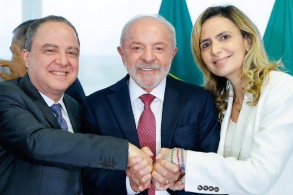 Presidente Lula durante Sanção do PL nº 5.972/2023, que prevê a criação de protocolos de atendimento para urgências cardiovasculares no âmbito do Sistema Único de Saúde (SUS), no Palácio do Planalto, Brasília - DF. Ao seu lados, os cardiologistas Roberto Kalil Filho e Ludhmila Hajjar.
