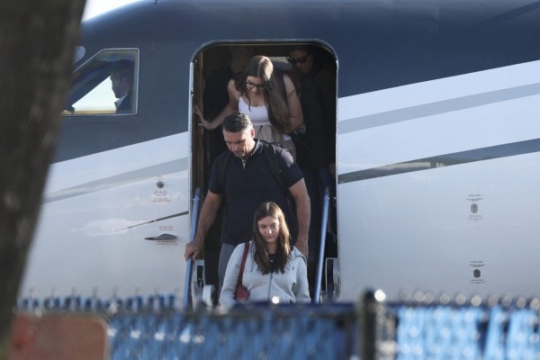 Fl&aacute;vio Bolsonaro e a fam&iacute;lia desembarcaram nos Estados Unidos na manh&atilde; desta quarta-feira (28)