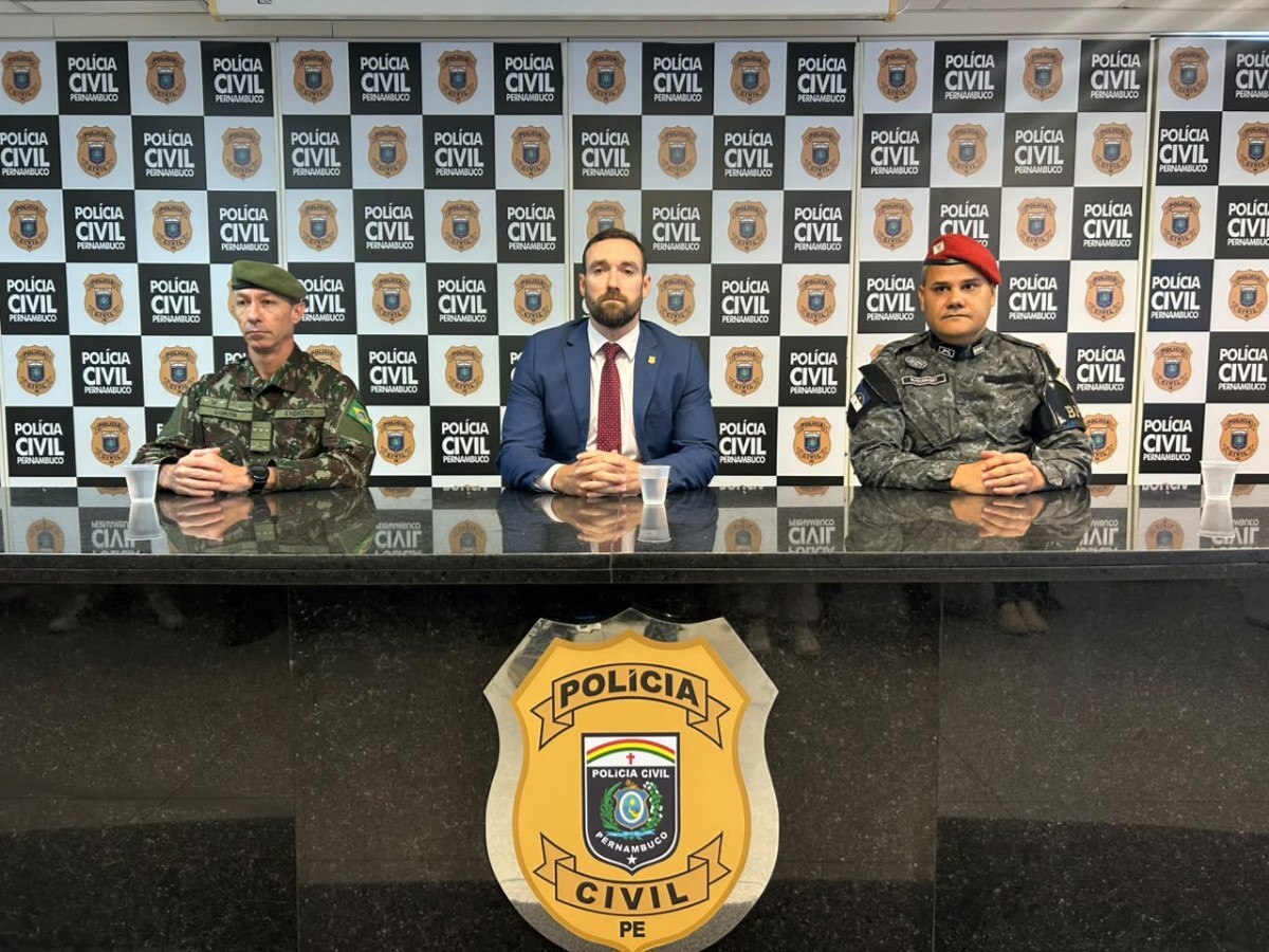 Fuzil do Ex&eacute;rcito &eacute; encontrado desmontado em duas mochilas no Pina, no Recife - Foto: Vitor Dutra/ AscomPCPE