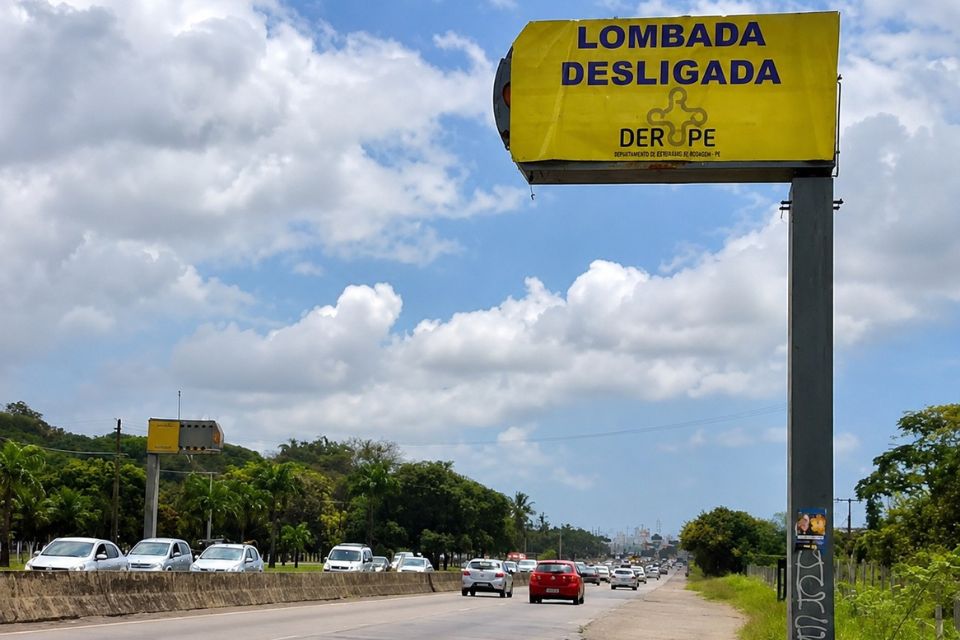 Na BR-232, o desligamento das lombadas eletrônicas ocorrerá nos dois sentidos
/Foto: Divulgação / DER-PE