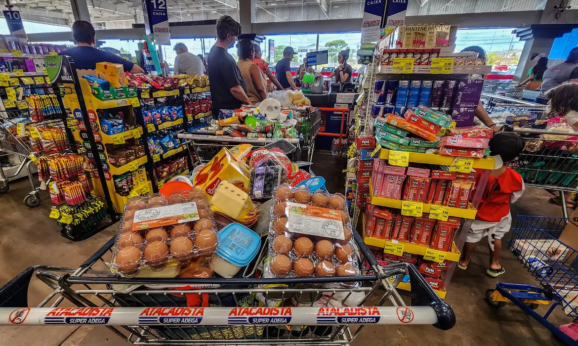 Vendas de alimentos continuaram crescendo em outubro com alta de 6,3%, em relação ao mesmo período em 2025/RAFA NEDDERMEYER/AGÊNCIA BRASIL