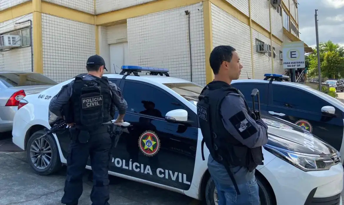 Estão sendo cumpridos mandados de prisão e de busca e apreensão contra suspeitos da rede criminosa/ PCRJ/DIVULGAÇÃO