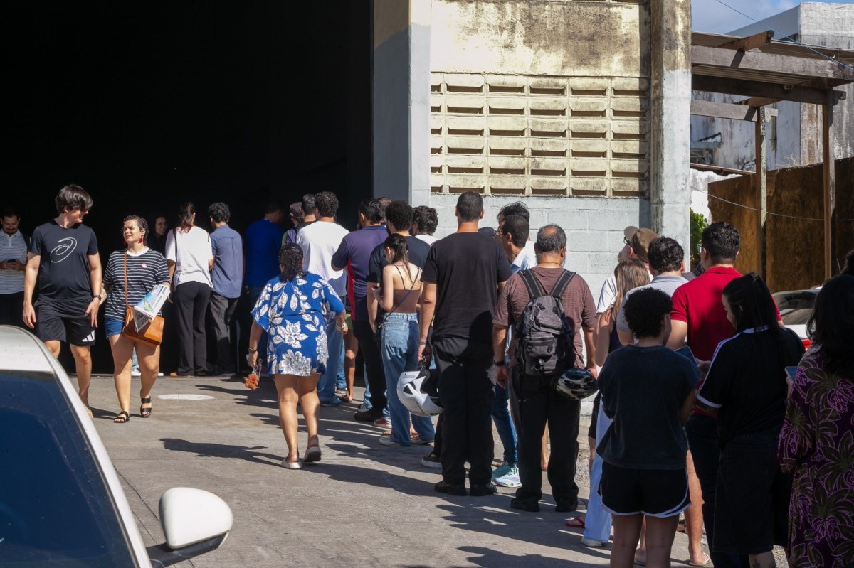 As vendas na sede do veículo começaram às 7h30 e todos os exemplares esgotaram por volta das 10h.  (Rafael Vieira/DP Foto)