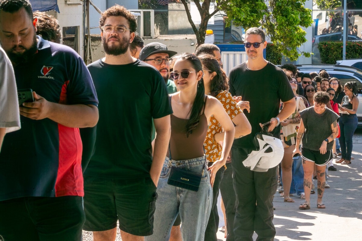 As vendas na sede do veículo começaram às 7h30 e todos os exemplares esgotaram por volta das 10h.  (Rafael Vieira/DP Foto)