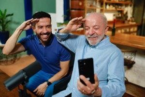 Lula (PT) e o deputado federal Andr&eacute; Janones (Rede-MG), criador do canal no WhatsApp Ex&eacute;rcito de Lula