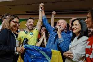 Reeleito, Lula da Silva (PT) discursa de m&atilde;os dadas com o deputado federal Andr&eacute; Janones (Rede-MG)