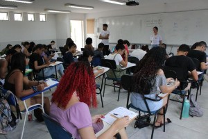 As provas ser&atilde;o aplicadas no turno da manh&atilde;, em 49 pr&eacute;dios (549 salas) distribu&iacute;dos em 14 polos em todo o territ&oacute;rio pernambucano, incluindo Fernando de Noronha.
