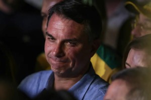 Fuga e carta golpista ampliam isolamento de Fl&aacute;vio Bolsonaro