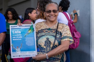 Leitores formaram fila para comprar edi&ccedil;&atilde;o hist&oacute;rica do Diario de Pernambuco. 
