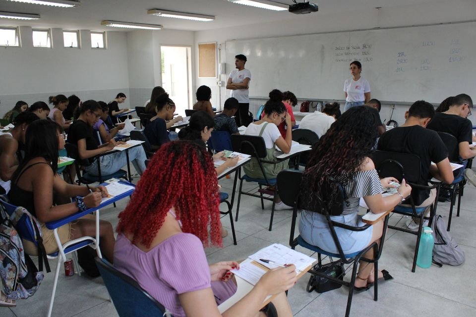 As provas serão aplicadas no turno da manhã, em 49 prédios (549 salas) distribuídos em 14 polos em todo o território pernambucano, incluindo Fernando de Noronha.
/Foto: Divulgação / UPE