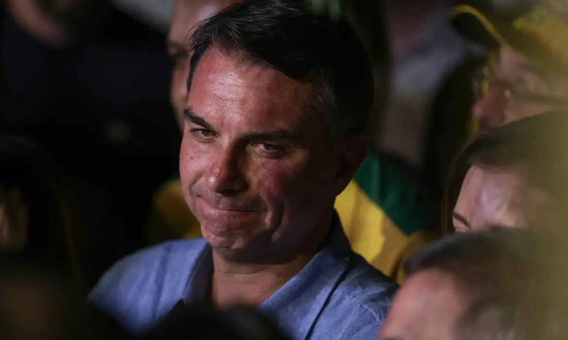 O senador Flávio Bolsonaro (PL-SP), derrotado com a reeleição de Lula (PT), no segundo turno das eleições gerais/JOÉDSON ALVES/AGÊNCIA BRASIL