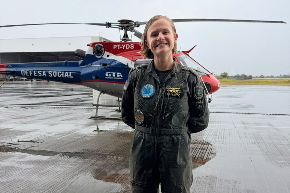 2º Tenente Aurita, é a primeira mulher da corporação a se tornar piloto de aeronaves de asas rotativas/Foto: Divulgação/PMPE
