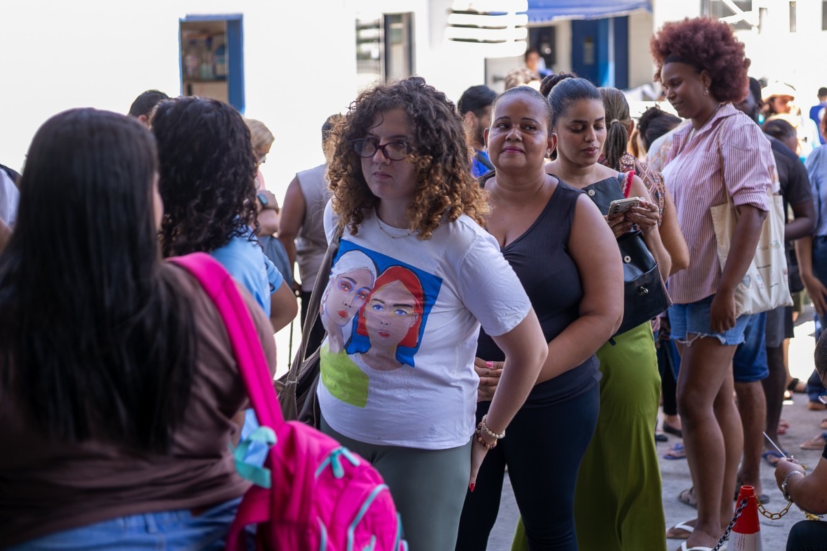 Leitores formaram fila para comprar edição histórica do Diario de Pernambuco.  (Foto: Rafael Vieira/DP Foto)