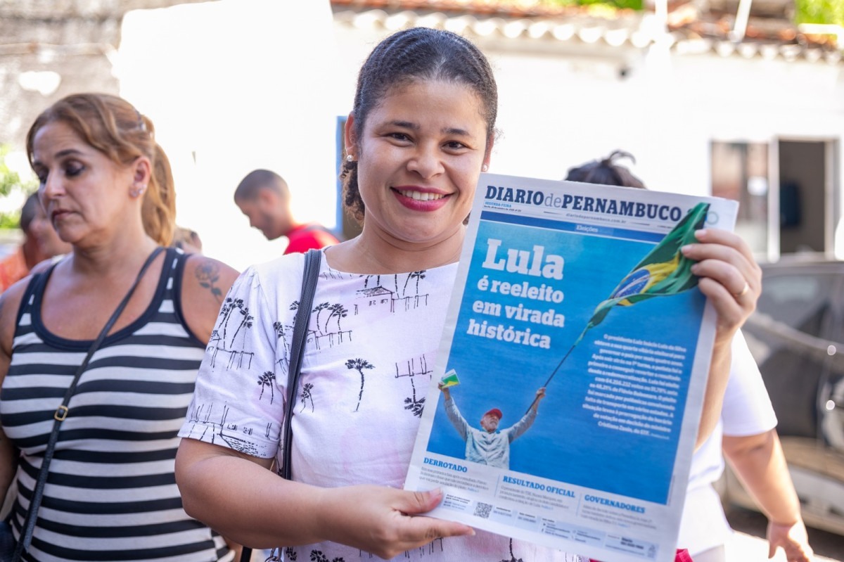 Leitores formaram fila para comprar edição histórica do Diario de Pernambuco.  (Foto: Rafael Vieira/DP Foto)
