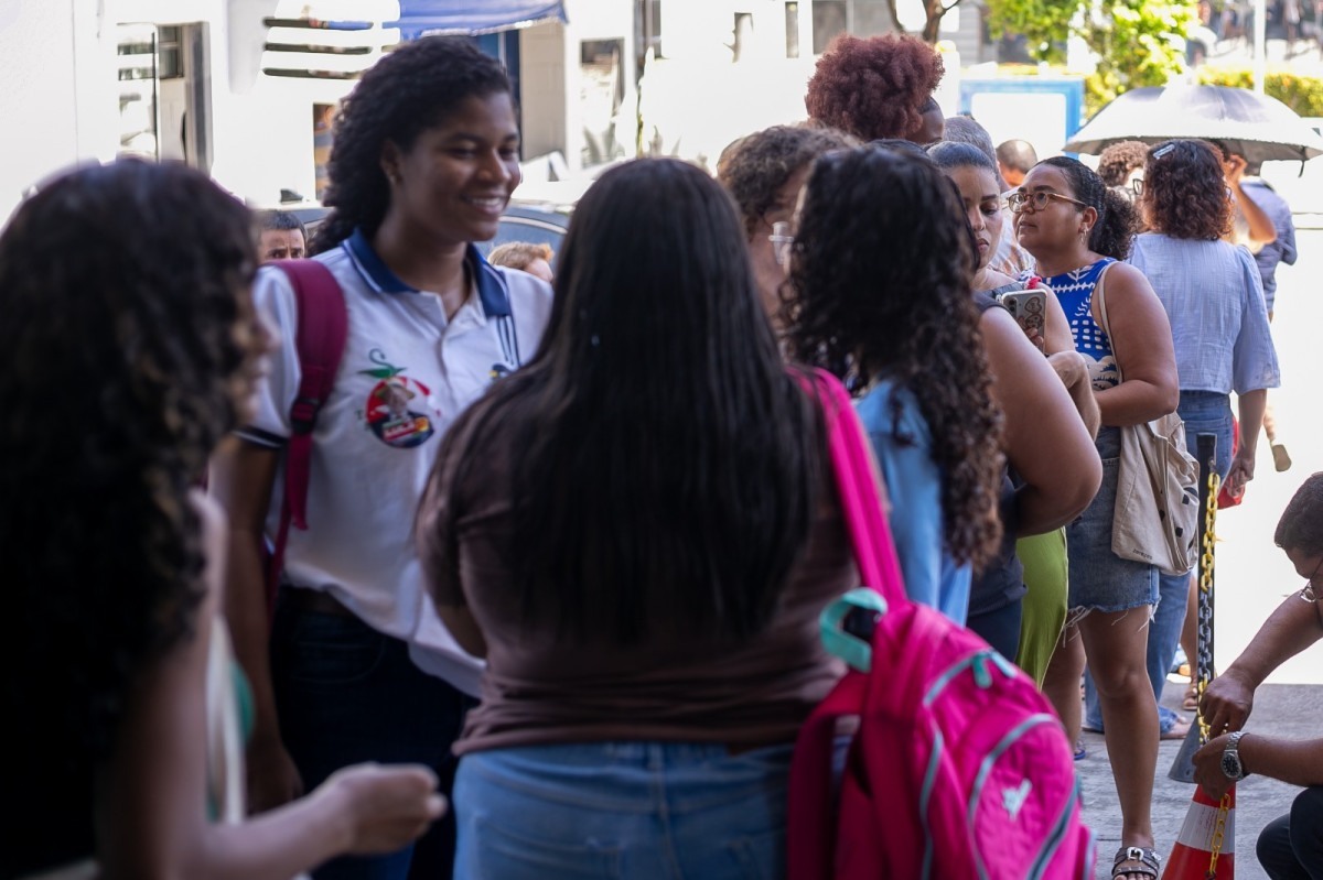 Leitores formaram fila para comprar edição histórica do Diario de Pernambuco.  (Foto: Rafael Vieira/DP Foto)