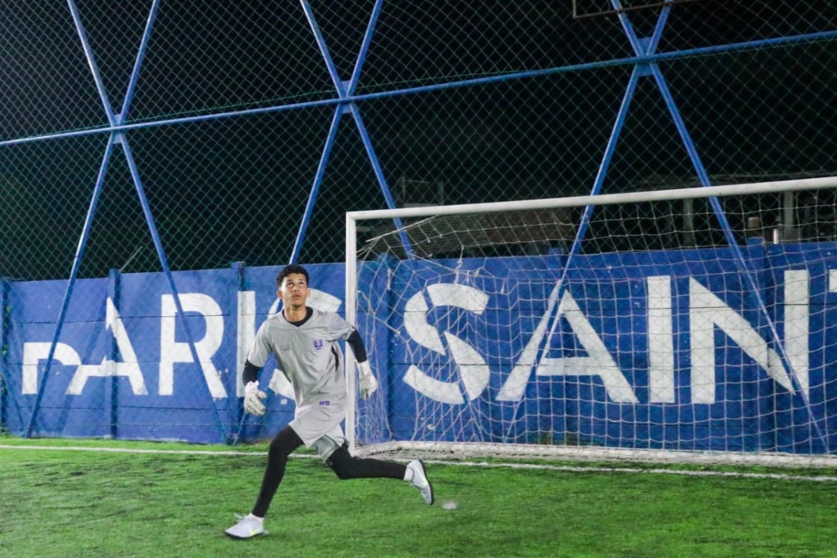 Pai vira motorista de aplicativo no Recife para realizar sonho do filho de ser goleiro nos EUA. (Foto: Wesllly Gomes/DP Foto)