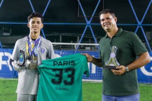  Pai vira motorista de aplicativo no Recife para realizar sonho do filho de ser goleiro nos EUA: Matheus Guerra (esquerda), de 16 anos, e o pai, Wendel Leite (direita), de 45 anos.