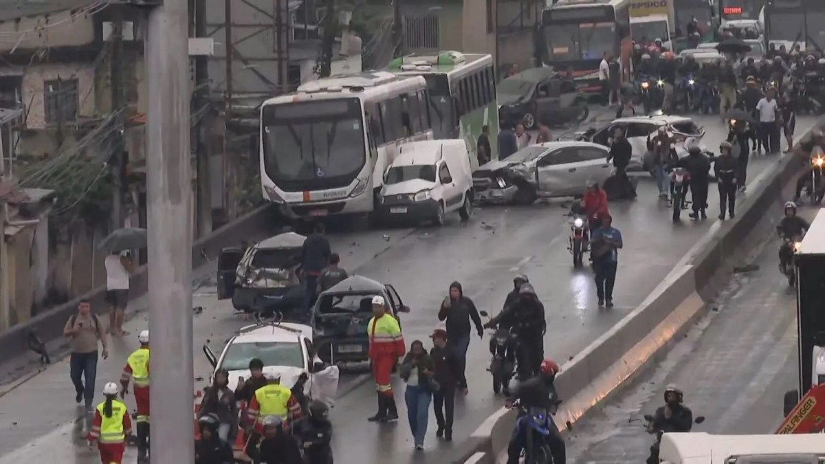Acidente ocorreu por volta das 6 horas, na pista lateral da Via Dutra, no sentido Rio de Janeiro/Reprodu&ccedil;&atilde;o/TV Globo