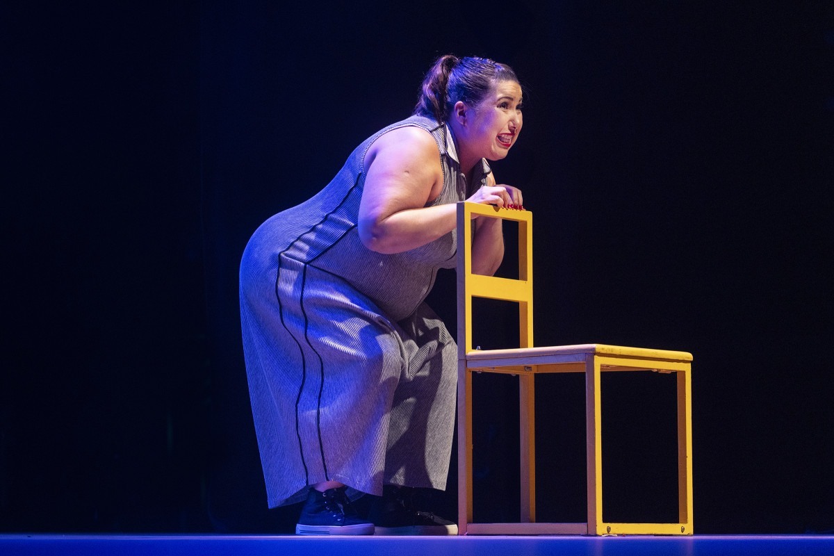 Mariana Xavier dá vida a múltiplas personagens em "Antes do Ano que Vem" (Foto: Aralume Fotografia)