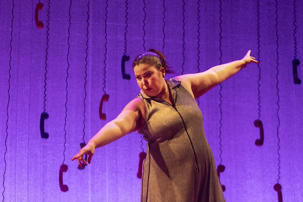 Mariana Xavier dá vida a múltiplas personagens em "Antes do Ano que Vem" (Foto: Aralume Fotografia)