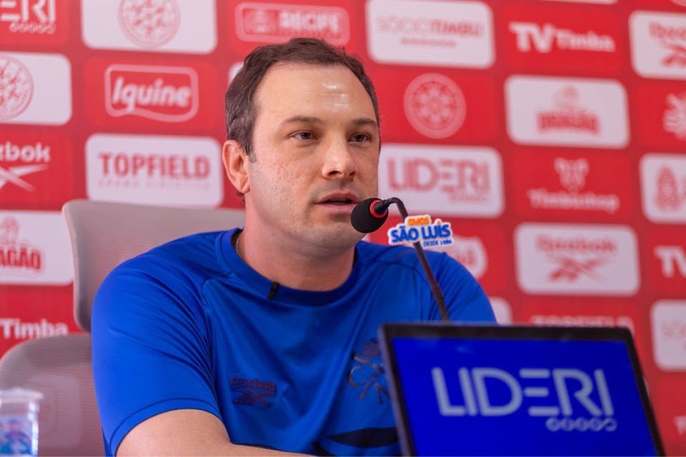 T&eacute;cnico do N&aacute;utico fala sobre impacto dos sal&aacute;rios atrasados e projeta jogo contra o Ava&iacute; - Rafael Vieira / CNC