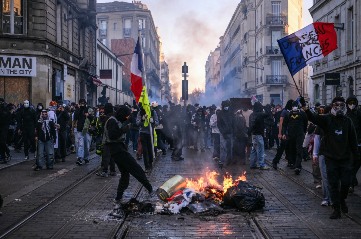 Fran&ccedil;a tem mais de 320 mil manifestantes nas ruas e quase 300 presos em nova onda de protestos - Foto: Christophe ARCHAMBAULT/AFP