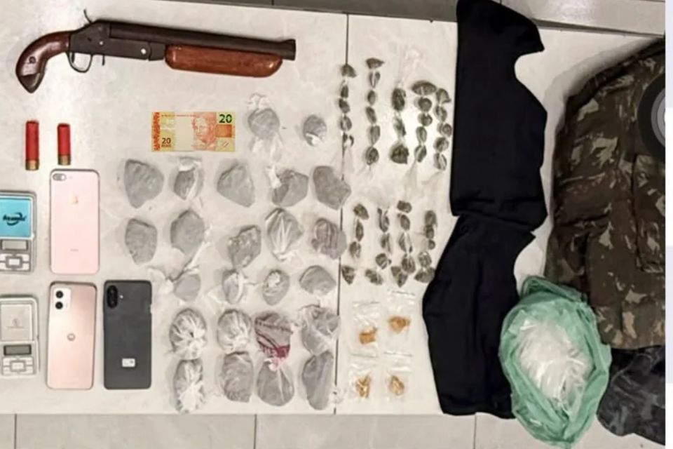 Adolescentes s&atilde;o apreendidos com arma, drogas e fardamento do Ex&eacute;rcito em Itamarac&aacute; - Ascom/PMPE