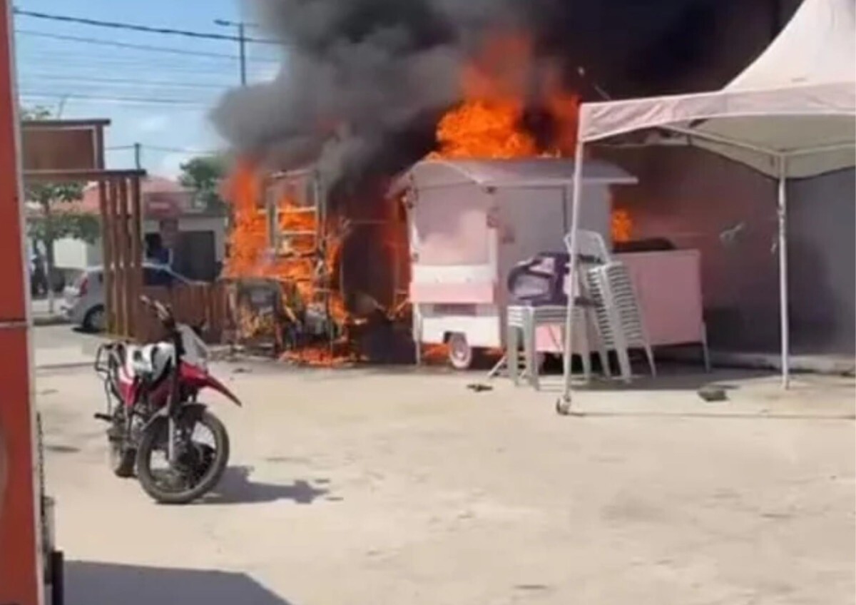 Inc&ecirc;ndio atinge trailers do Food Park de Ponta de Pedras, no Litoral Norte - Foto: Reprodu&ccedil;&atilde;o