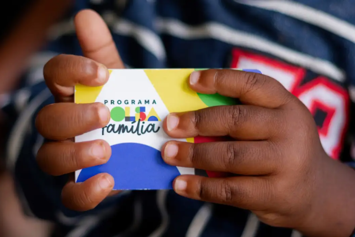 O Bolsa Família é pago a quem tem renda de, no máximo, R$ 218 mensais para cada integrante da família que vive na mesma casa