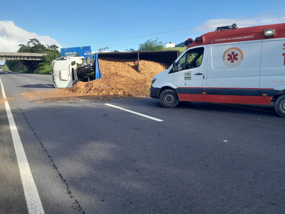 Carga ficou espalhada na pista e motorista foi socorrido pelo Samu (Foto: PRF ) Carga ficou espalhada na pista e motorista foi socorrido pelo Samu (Foto: PRF )