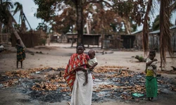 Quase 30 mil crianças fugiram da violência em Moçambique em junho (Foto: Marco Longari/AFP via Getty Images)