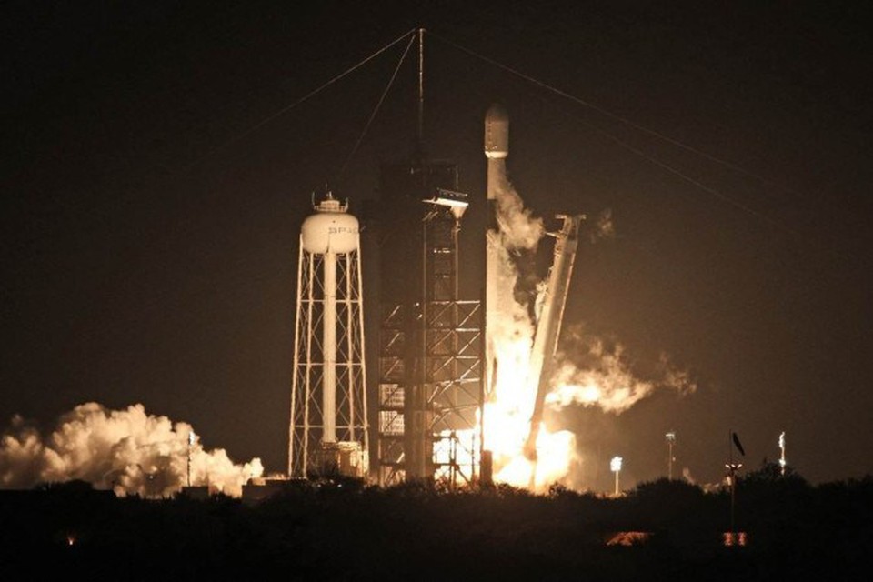 Um foguete SpaceX Falcon 9 decola da plataforma de lanamento LC-39A no Centro Espacial Kennedy (foto: GREGG NEWTON / AFP)