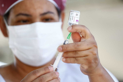 Ministrio da Sade afirma que a vacina da AstraZeneca ajudou a salvar milhares de vida no Brasil