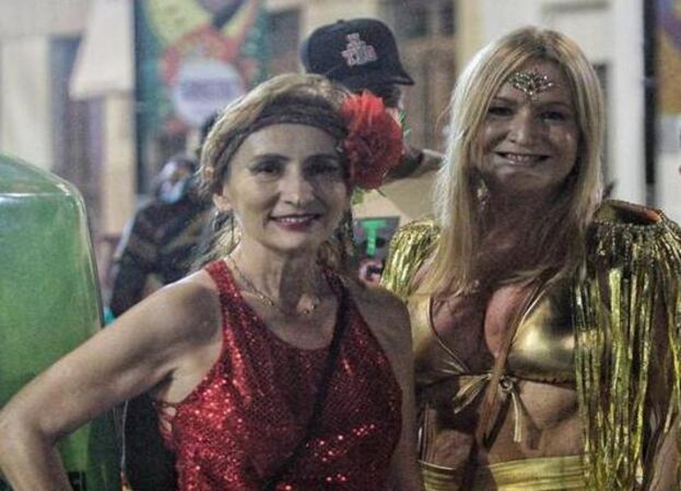 As amigas arquitetas e moradoras do bairro de Boa Viagem tambm vieram prestigiar o carnaval de rua do Recife Antigo (Foto: Rmulo Chico/DP fotos)