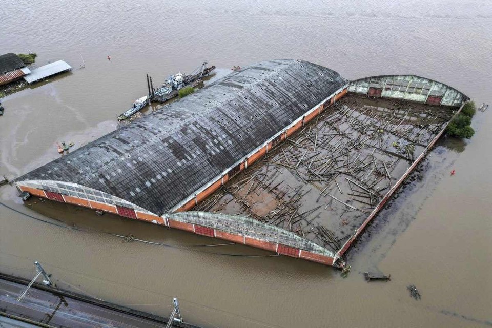Vista area de um armazm destrudo por enchentes na zona porturia de Porto Alegre (Crditos: Nelson Almeida / AFP)