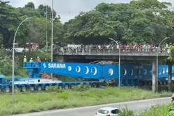 Curiosos se renem para ver transporte de transformador na BR-101 (Foto: Reproduo)