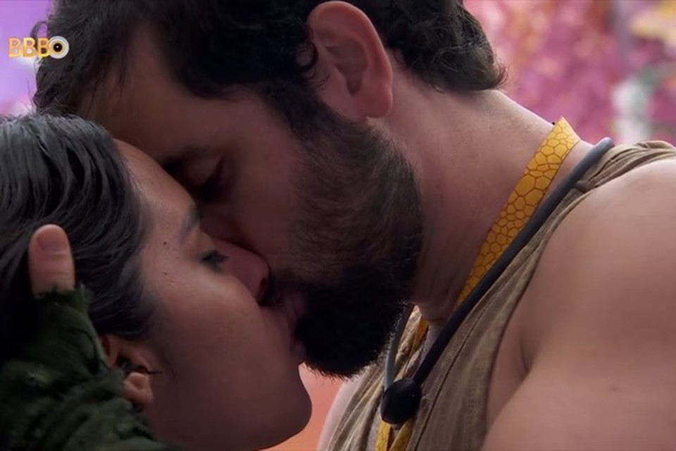 Beijo do novo casal aconteceu nesta quinta-feira (11) (foto: Reproduo/Globoplay )