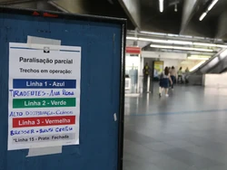 Aviso da paralisação parcial na estação Brás durante a greve no metrô em protesto contra as privatizações do transporte e saneamento básico