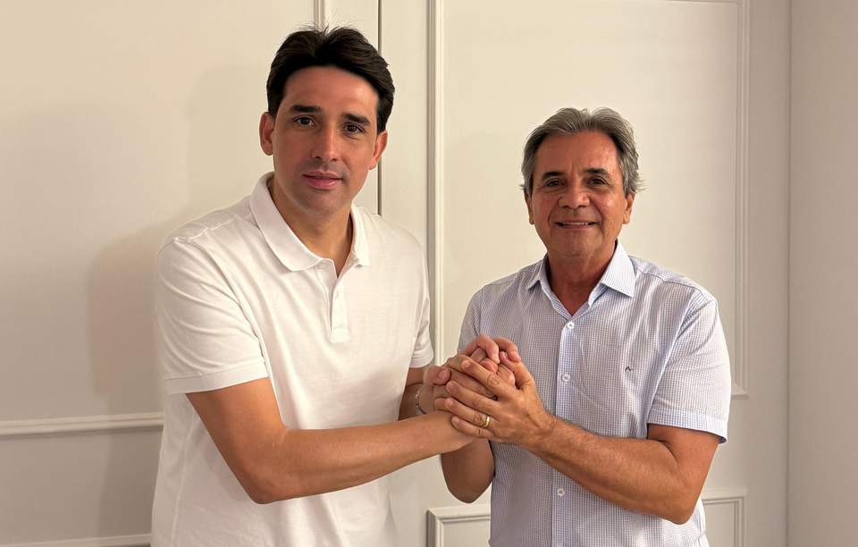 Ministro, Silvio Costa Filho, ao lado de Carlos Santana (Divulgação)