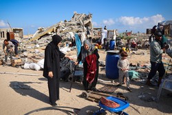 Palestinos deslocados empacotam seus pertences antes de deixarem rea insegura em Rafah