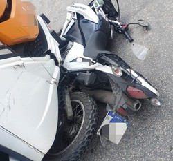 De acordo com a PRF, os trs ocupantes da motocicleta que colidiu com o nibus ficaram feridos e foram socorridos para o HR, no Derby, na rea Central do Recife 