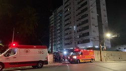  Incndio atinge apartamento em prdio de Olinda  (Foto: Sandy James/DP)