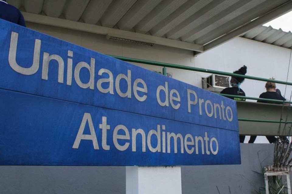 

As crianas foram levadas at a UPA, onde ficaram internadas em observao (foto: Kayo Magalhes/CB/D.A Press)