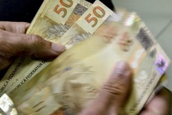 Aposentados do INSS que ganham mais que o mnimo comeam a receber 13 (Foto: Marcello Casal Jr/Agncia Brasil/Arquivo)