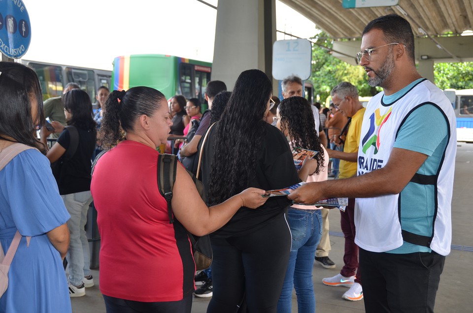 Tcnicos entregaram panfletos no terminal de Camaragibe  (Foto: Paulo Maciel/Grande Recife COnsrcio )