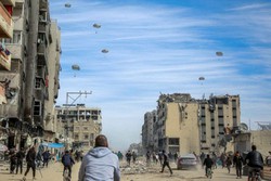 Palestinos correm para pegar alimentos jogados no ar