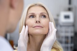 Procedimento comea com uma cuidadosa avaliao da anatomia facial do paciente, para determinar os pontos de inciso e as reas que precisam de correo
