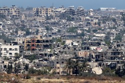 Fotografia tirada da fronteira sul de Israel com a Faixa de Gaza mostra edifcios destrudos no territrio palestino