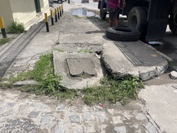 Lixo, vegetação alta e buracos: quem é o responsável pela manutenção das calçadas? (Foto: Rômulo Chico/DP)